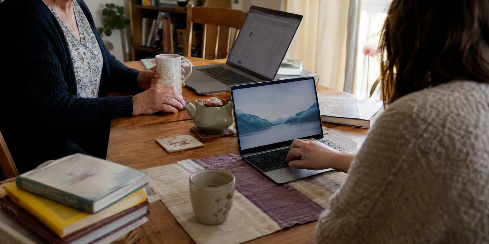 Deux adultes discutent du partage d’un abonnement VPN sur leurs ordinateurs personnels