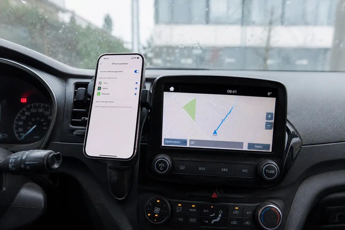 La navigation fonctionne sur l’écran de la voiture pendant que seules quelques applications sont sélectionnées dans le VPN du téléphone