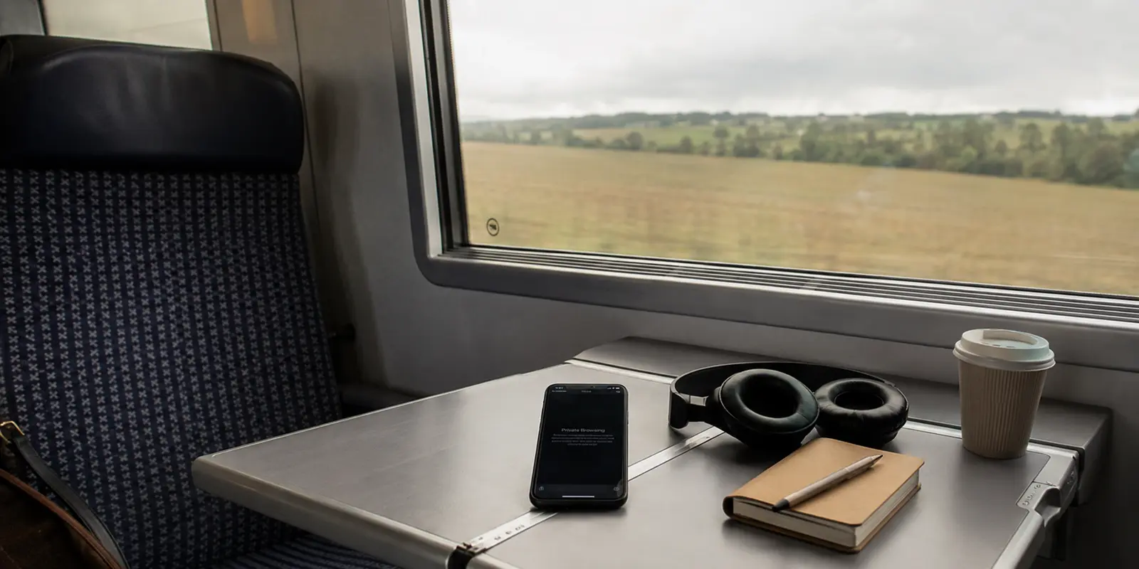 Téléphone en navigation privée dans un compartiment de train français