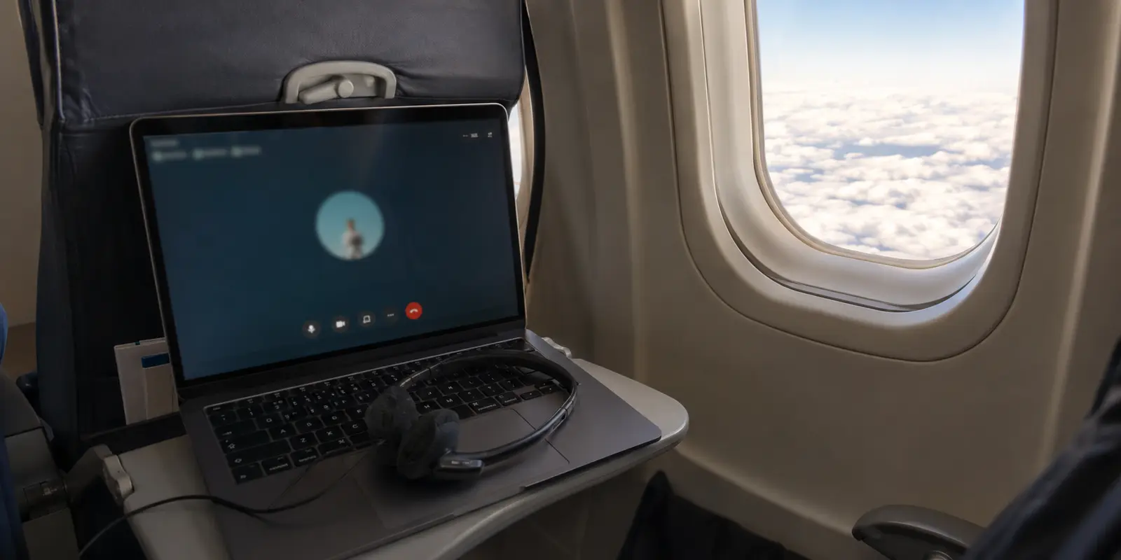 Un appel audio sur un ordinateur reste irrégulier malgré le Wi-Fi rapide d’un avion
