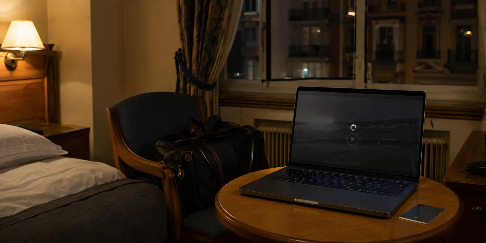 Laptop mit nicht startender Live-Übertragung in einem Hotelzimmer im Ausland