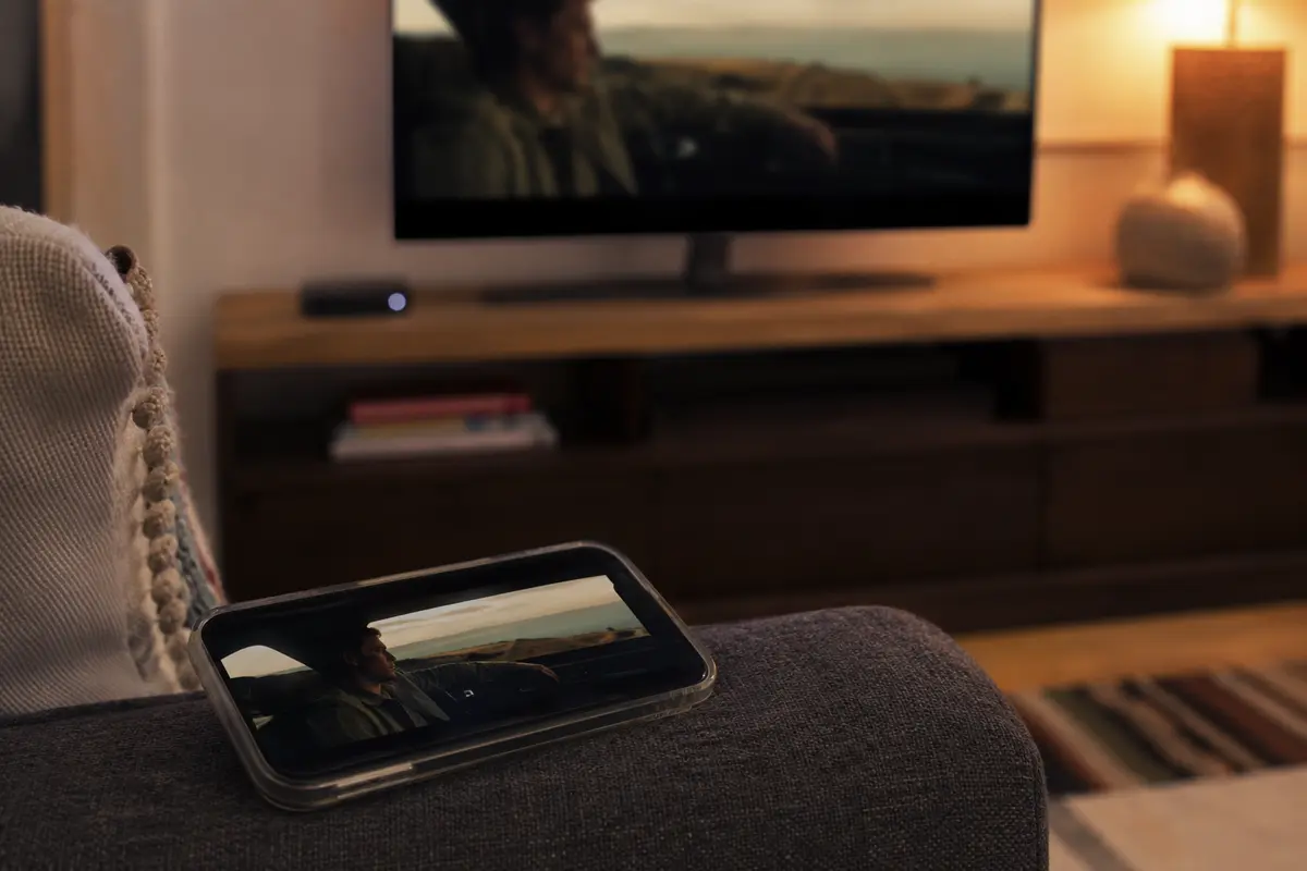 Derselbe Film läuft per AirPlay auf iPhone und Fernseher