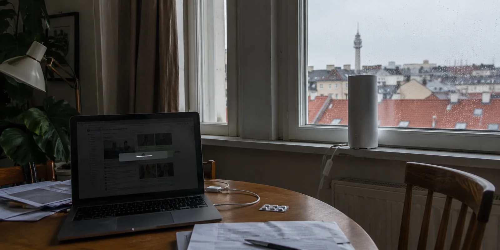 5G-Router am Fenster einer Wiener Wohnung während einer kurzen Verbindungsunterbrechung