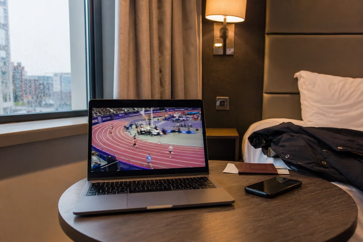 Laufende Schweizer Leichtathletikübertragung auf einem Laptop im Hotelzimmer