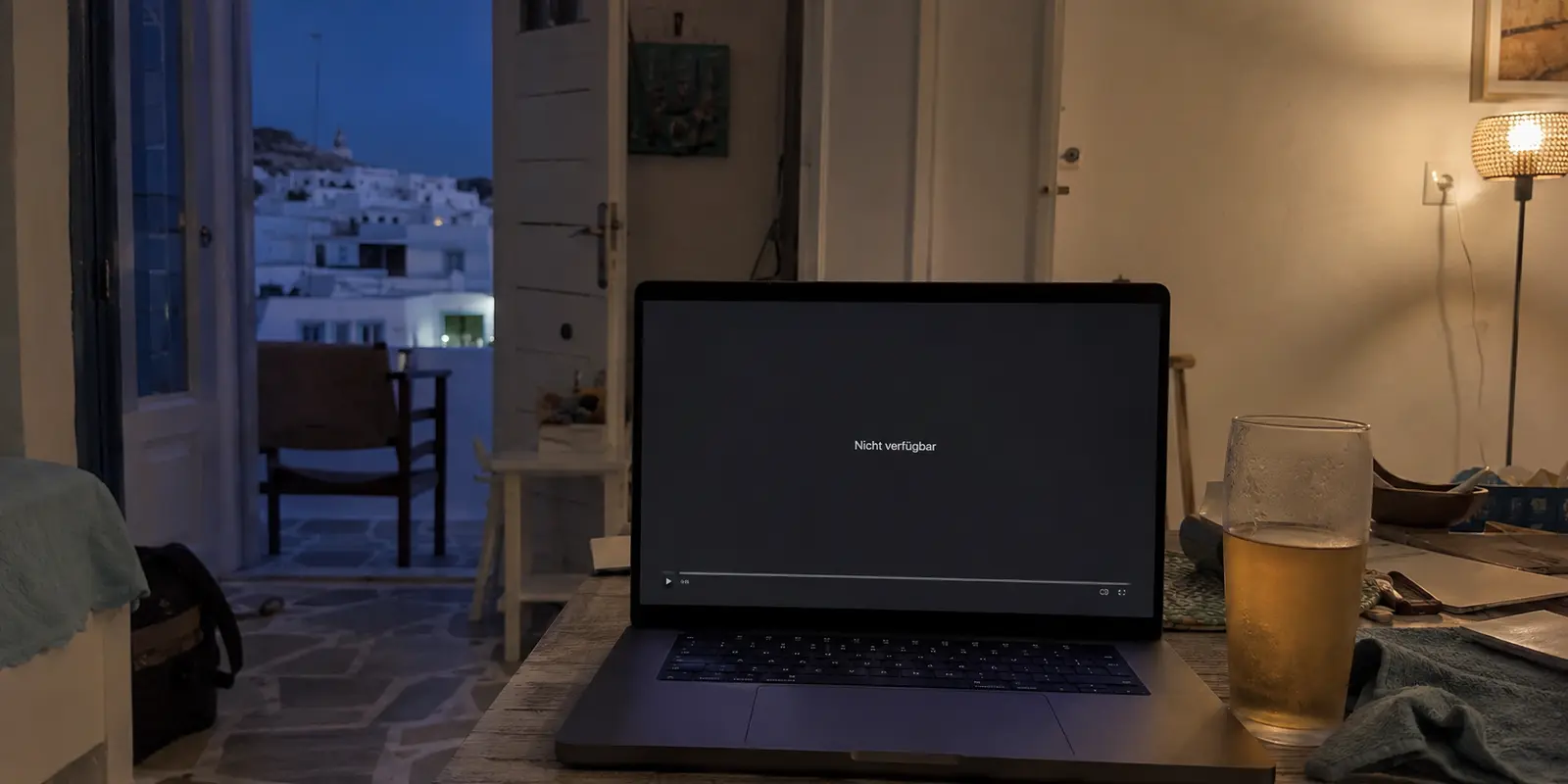 Laptop in einem Apartment auf Naxos mit dem Hinweis, dass der Livestream nicht verfügbar ist