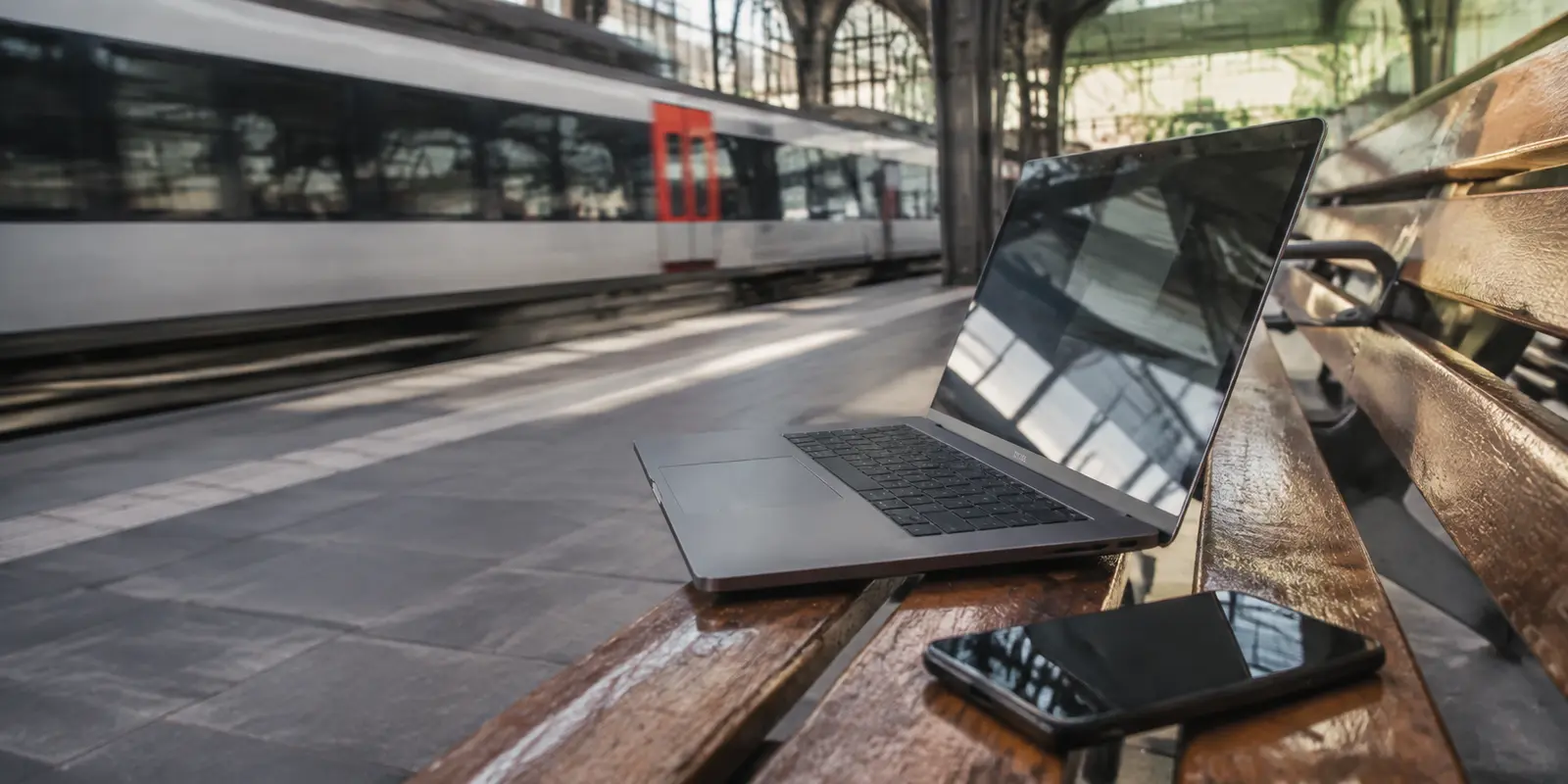 Laptop und Smartphone im Bahnhof während eines Netzwechsels