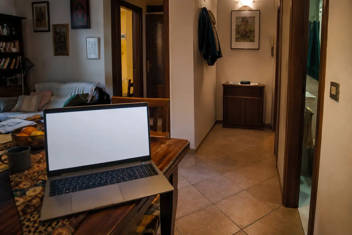 Der Laptop ist geöffnet, während Ausweis und Geldbörse unberührt am anderen Ende der Wohnung liegen