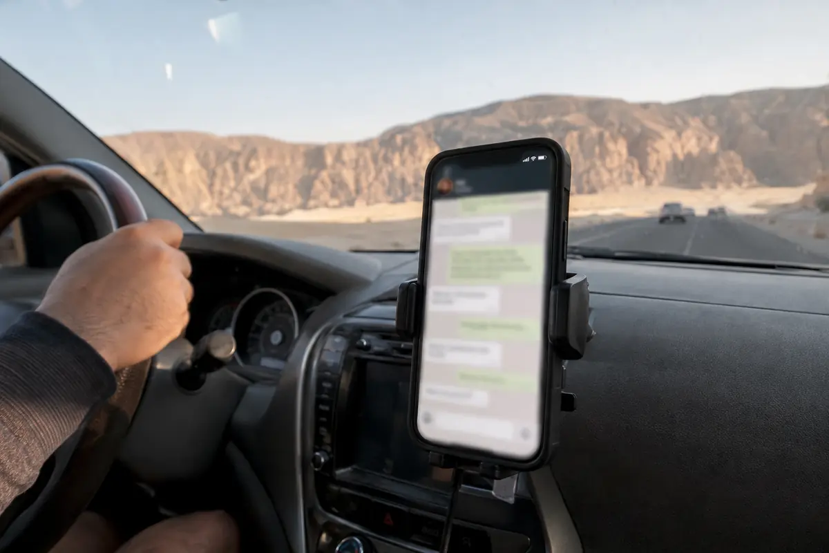 Weiterlaufende Nachrichten auf einem Telefon während der Fahrt Richtung Petra