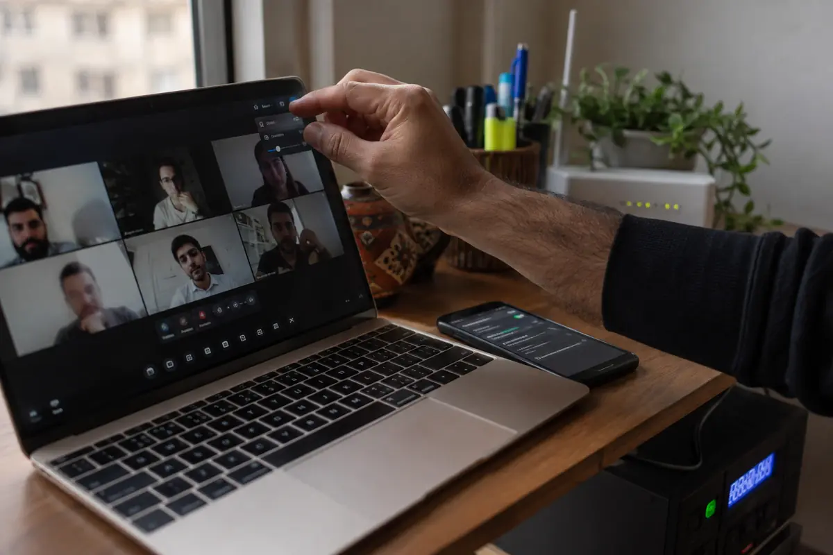 Ein Laptop wechselt während einer Videokonferenz vom WLAN auf den Smartphone-Hotspot.