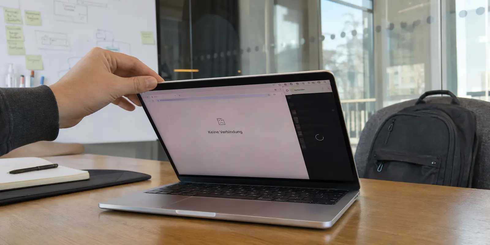 Ein MacBook wird im nächsten Besprechungsraum aufgeklappt: Das VPN ist verbunden, doch der Browser meldet keine Verbindung.