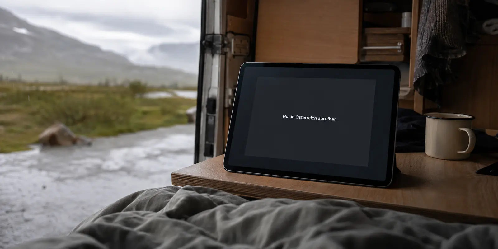 Tablet in einem Campervan mit dem Hinweis, dass ein österreichischer Livestream im Ausland nicht abrufbar ist