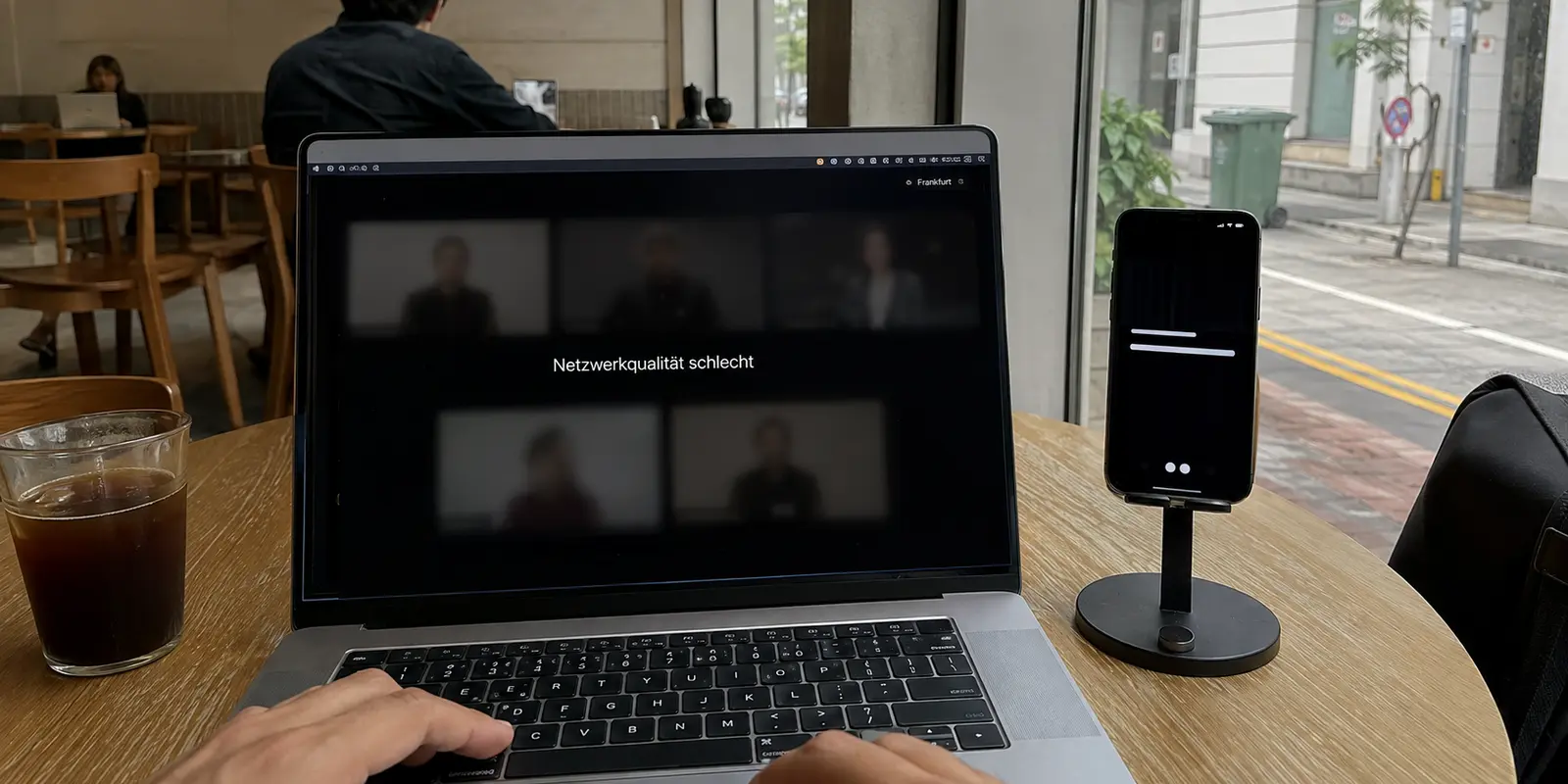 Ein Videoanruf stockt im schnellen Singapurer Café-WLAN, während der VPN noch Frankfurt nutzt