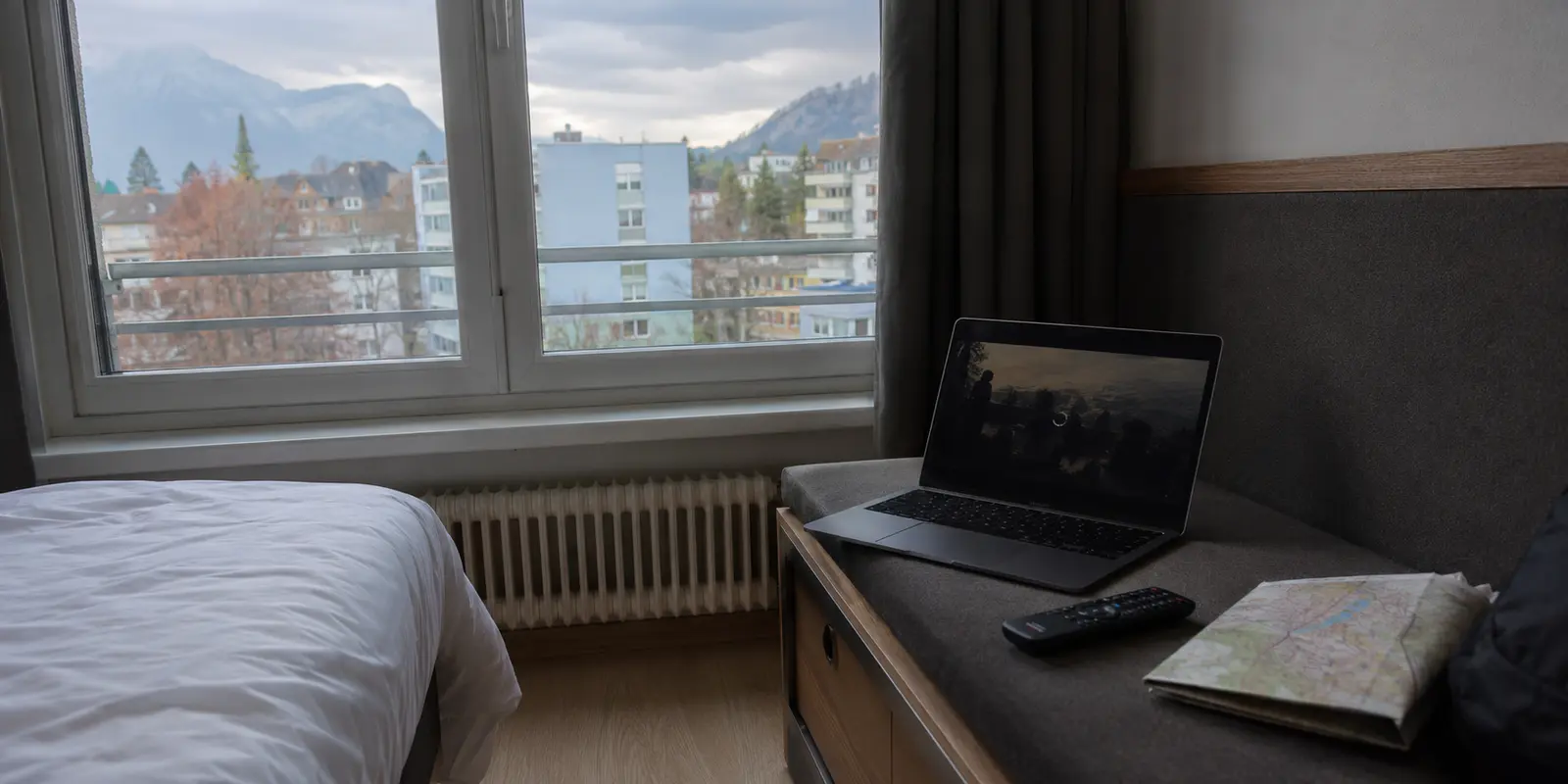 Ein Film puffert auf einem Laptop in einem Schweizer Hotelzimmer