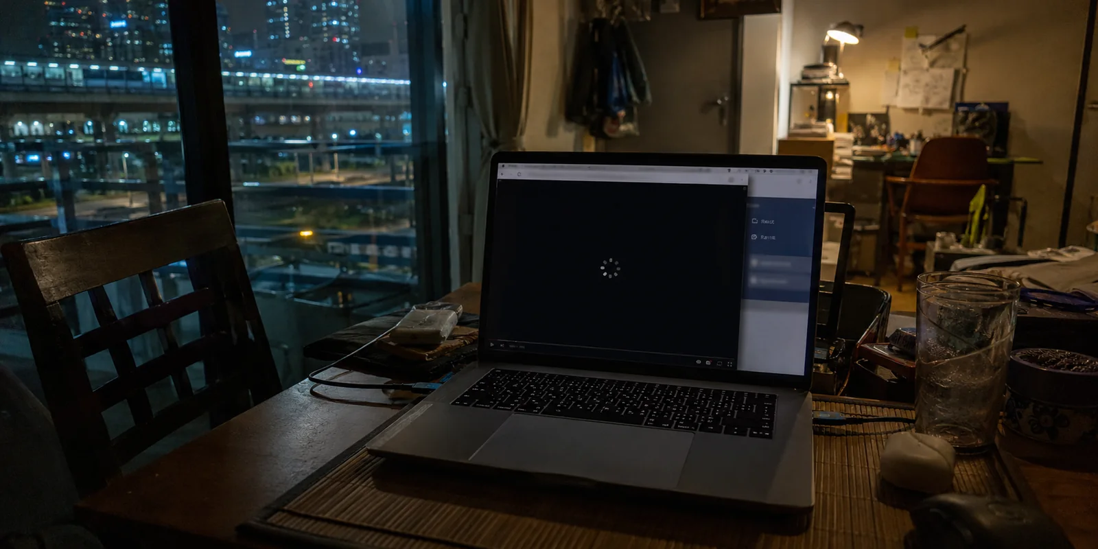 Laptop in einer Wohnung in Bangkok mit einem nicht startenden Videostream