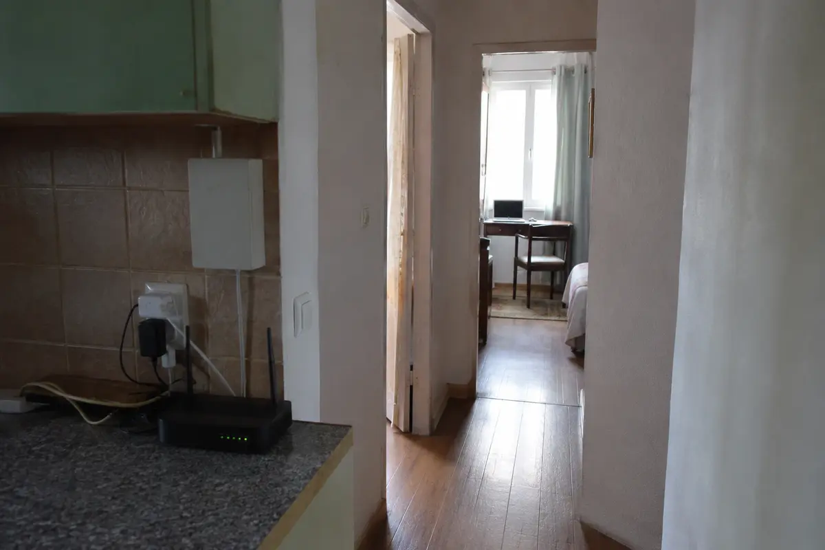 Der WLAN-Router steht in der Küche, der Arbeitsplatz befindet sich mehrere Wände weiter im Schlafzimmer