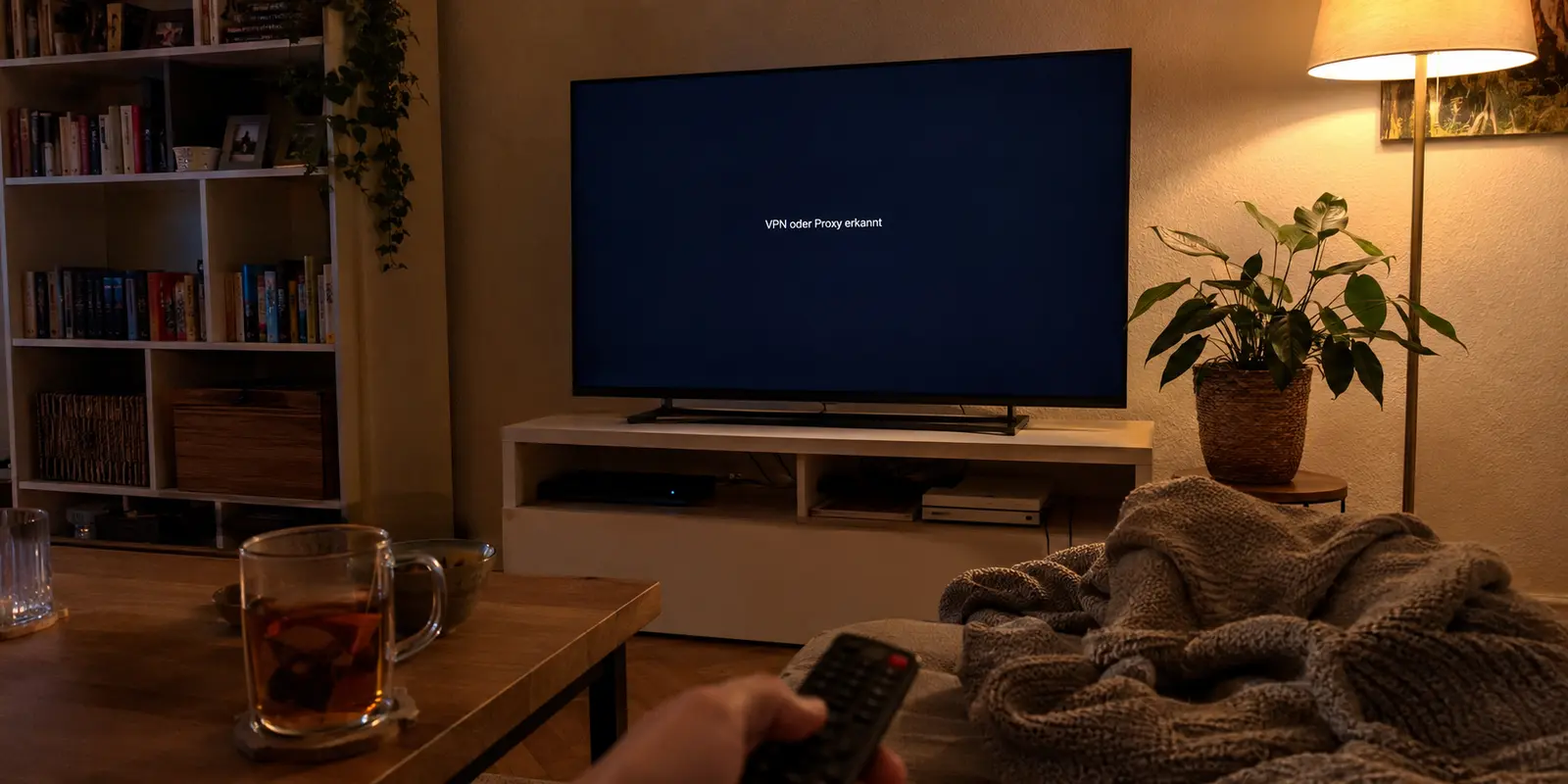 Ein Fernseher meldet im vorbereiteten Wohnzimmer, dass ein VPN oder Proxy erkannt wurde