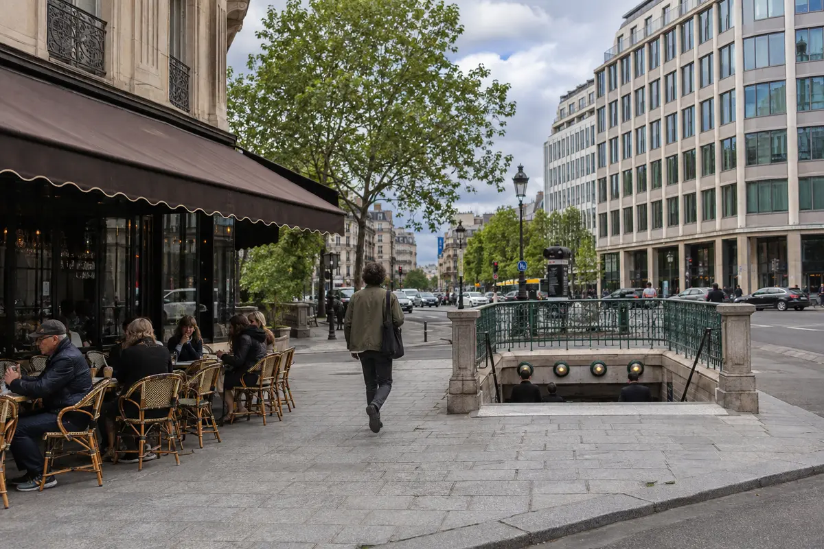 Un trajet urbain relie en quelques pas un café, une entrée de métro et des bureaux.