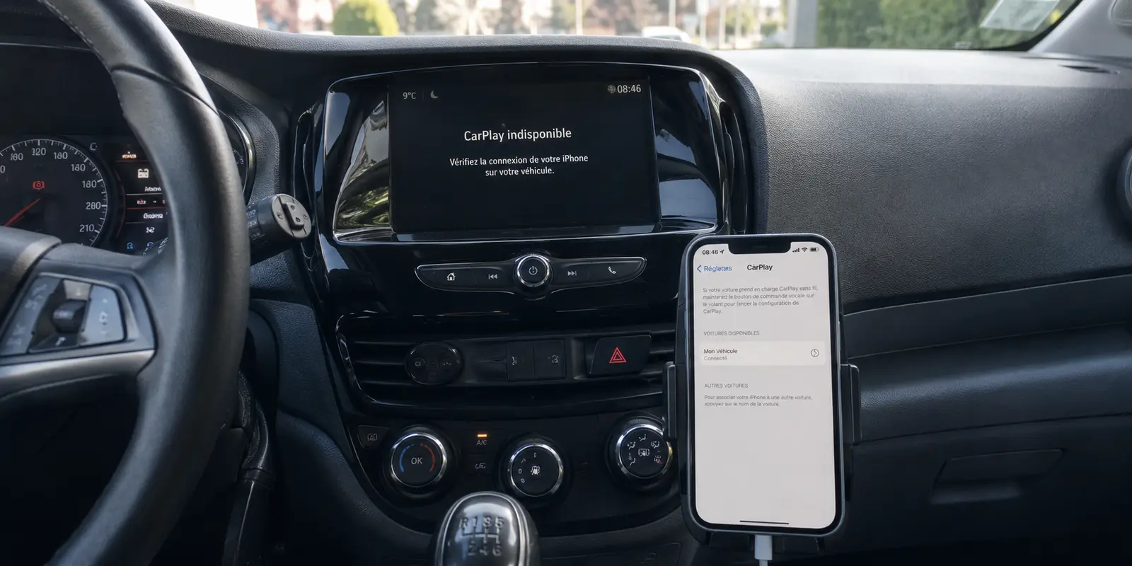 Dans une voiture à l’arrêt, l’iPhone détecte le véhicule mais le tableau de bord indique que CarPlay est indisponible.