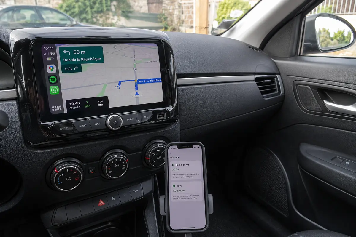 CarPlay affiche un itinéraire tandis que l’iPhone indique que le Relais privé et le VPN sont tous deux actifs.