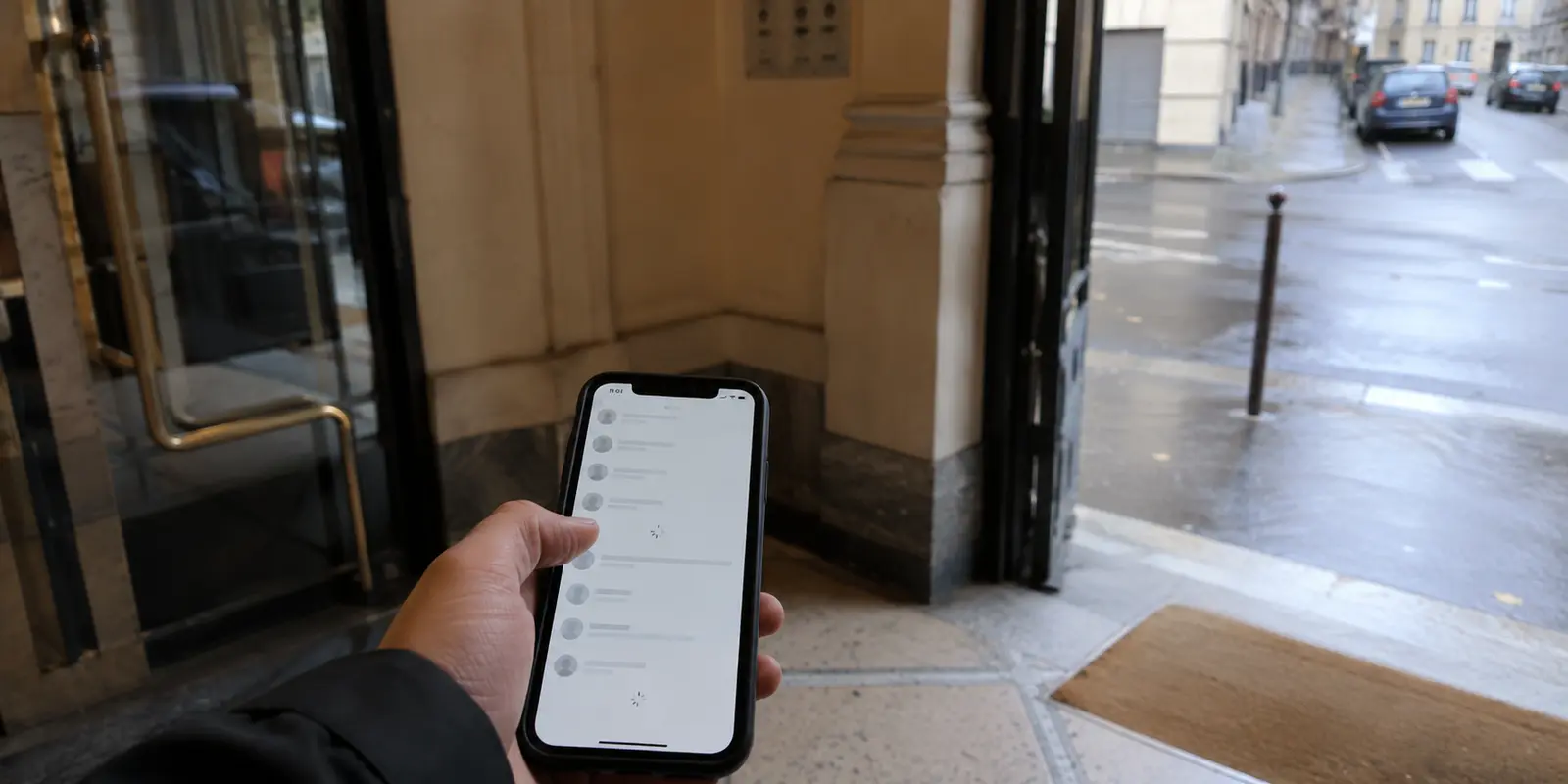 À la sortie d’un immeuble, un téléphone reste bloqué pendant le passage du Wi-Fi aux données mobiles.