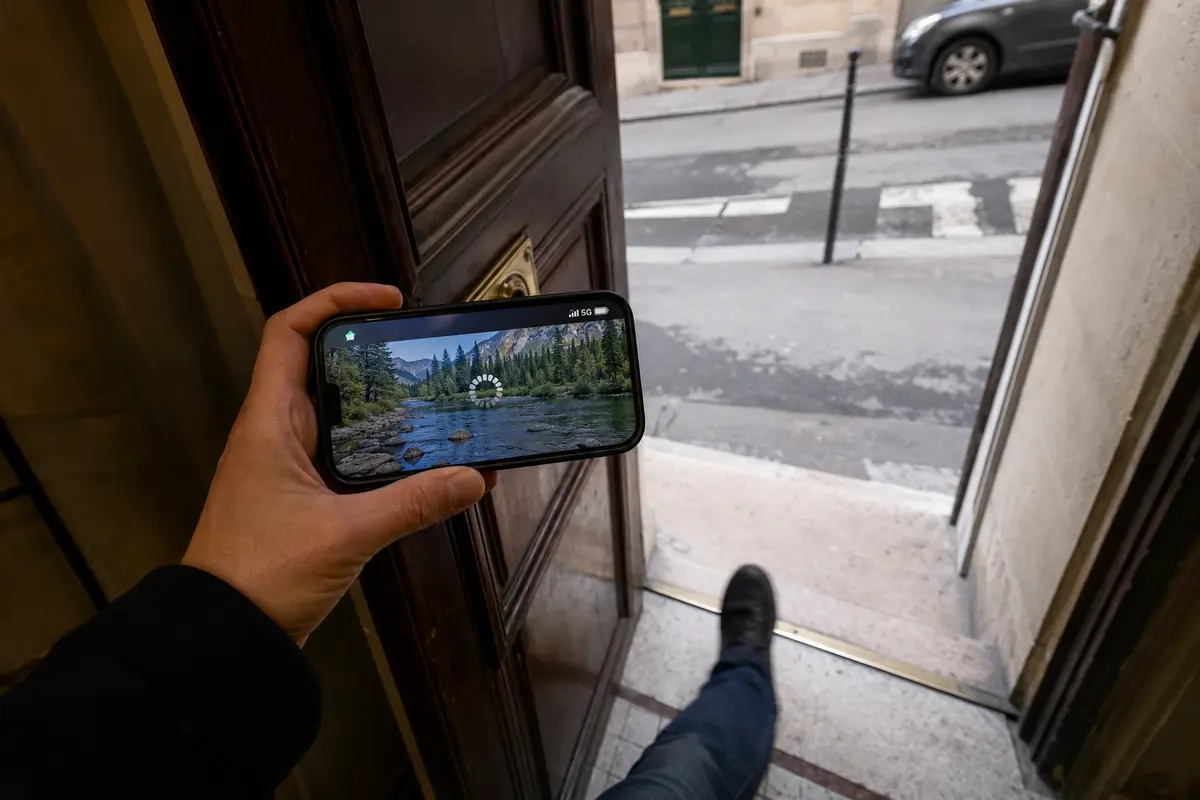 Test d’une vidéo pendant le passage du Wi-Fi à la 5G à la sortie d’un immeuble