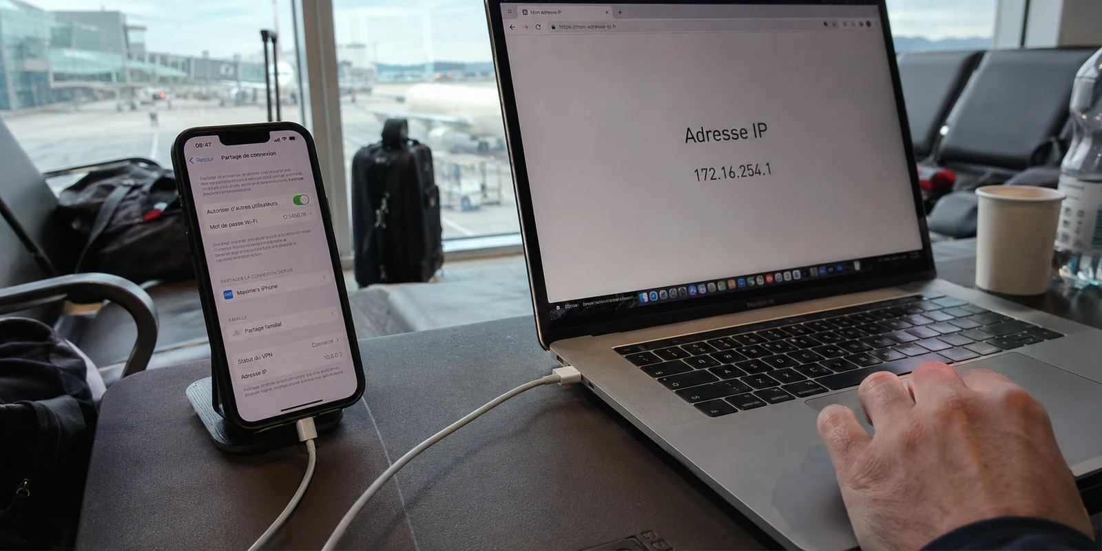 À l’aéroport, un iPhone partage Internet avec un ordinateur dont l’adresse IP ne correspond pas à celle du VPN du téléphone