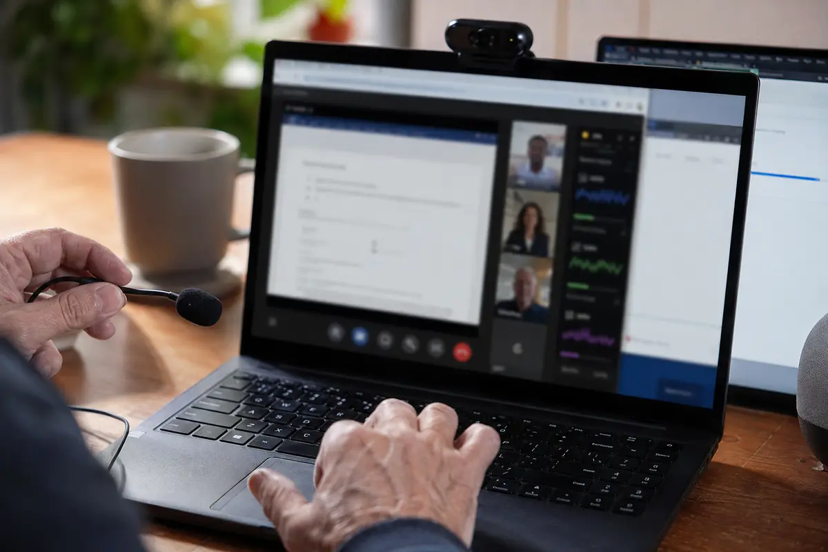 Réunion vidéo testée avec partage d’écran, micro et indicateurs de qualité d’appel