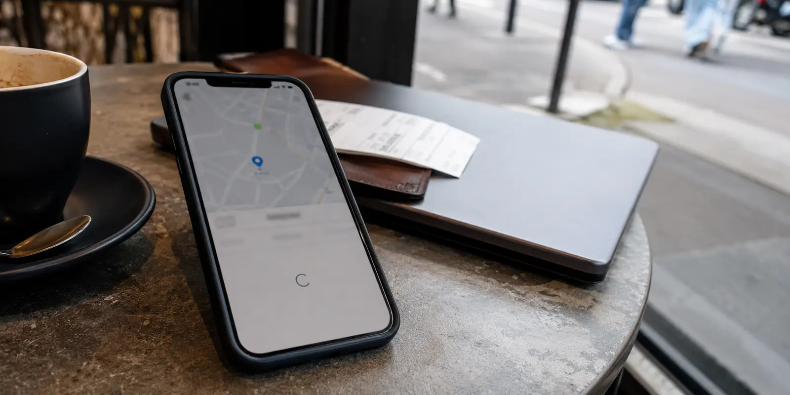 Une application locale de transport reste bloquée sur un téléphone pendant un voyage à l’étranger