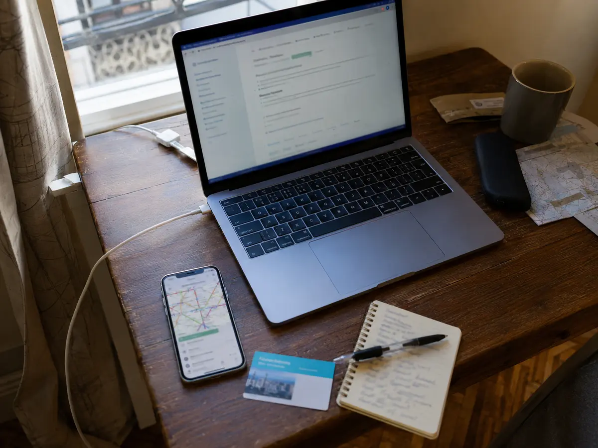 Un téléphone affiche le réseau de transport local tandis qu’un ordinateur ouvre un service français