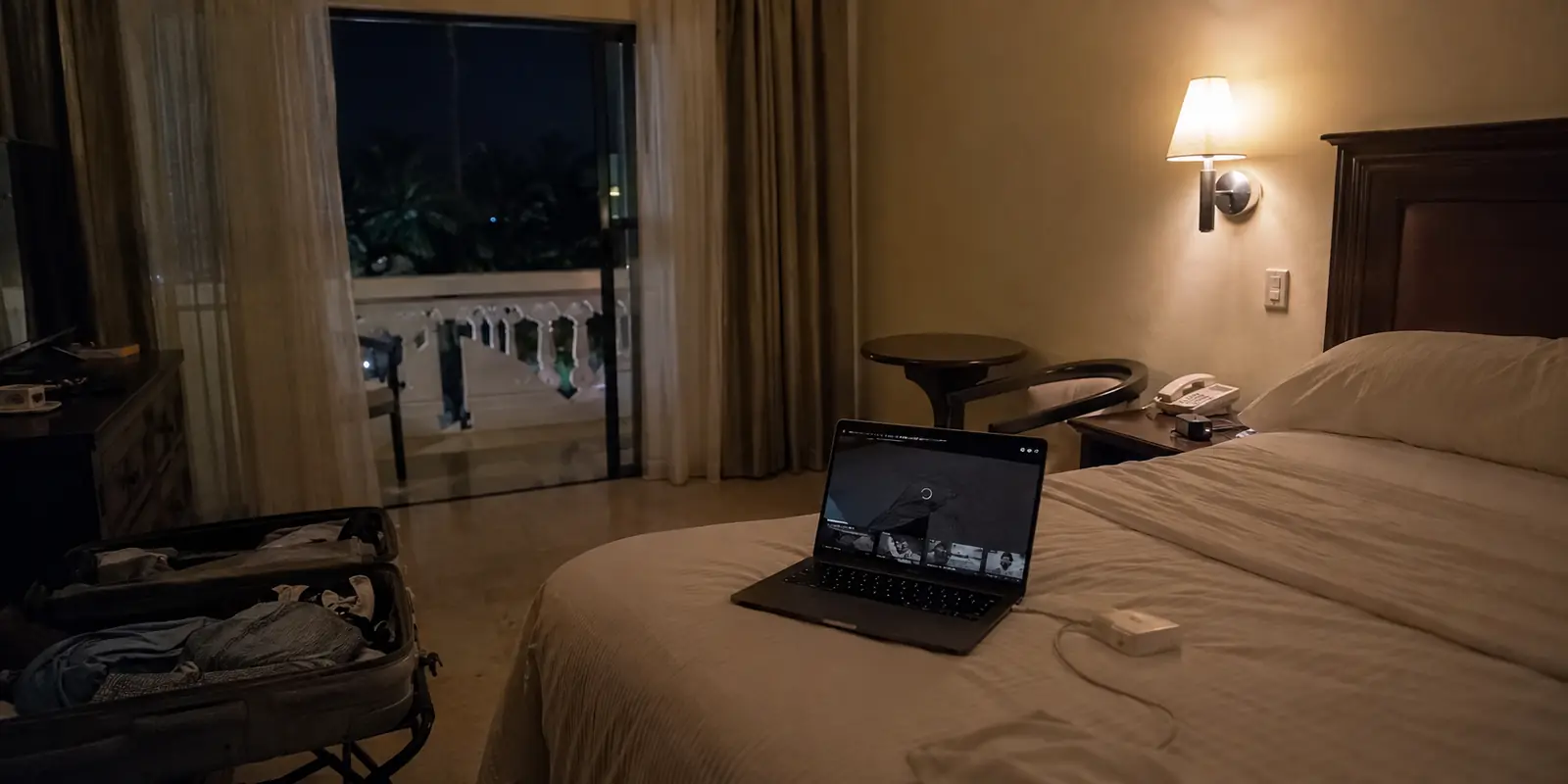 Portátil con un servicio de streaming detenido en una habitación de hotel de Punta Cana por la noche