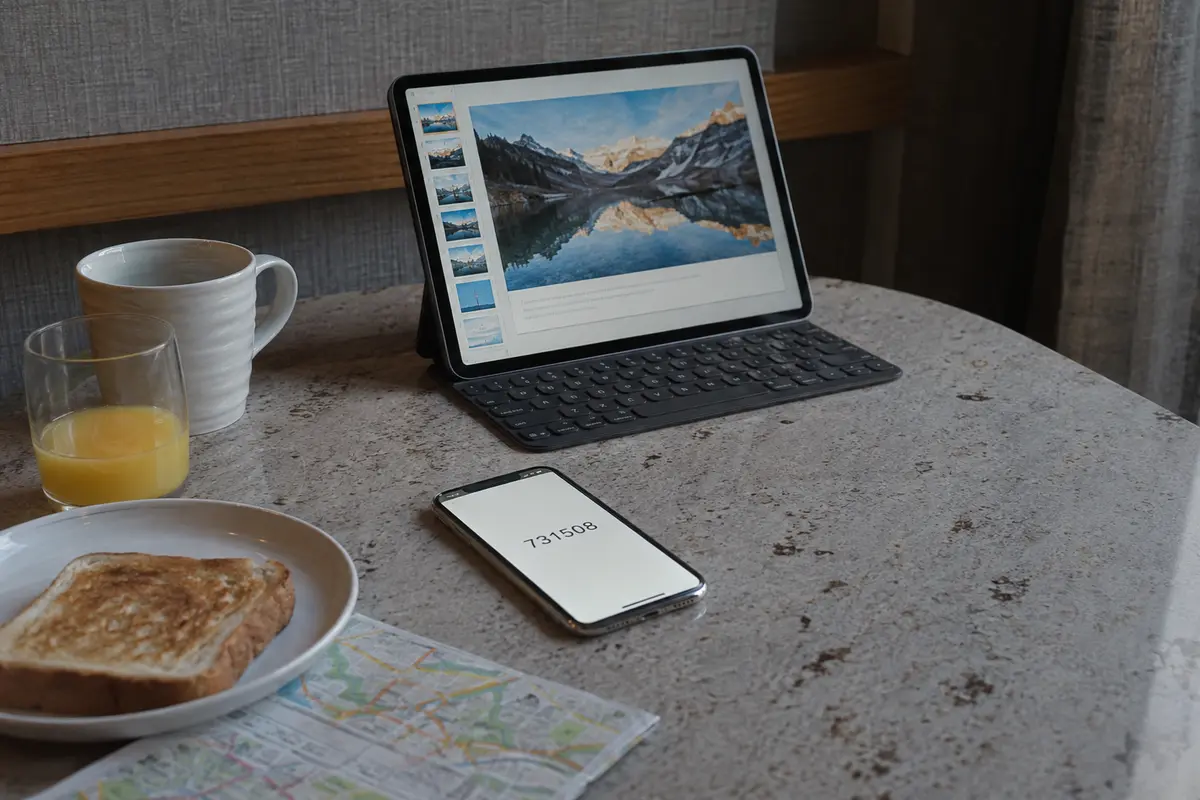 Ein iPad mit fertiger Präsentation und ein Smartphone mit Verifizierungscode liegen am nächsten Morgen auf dem Frühstückstisch