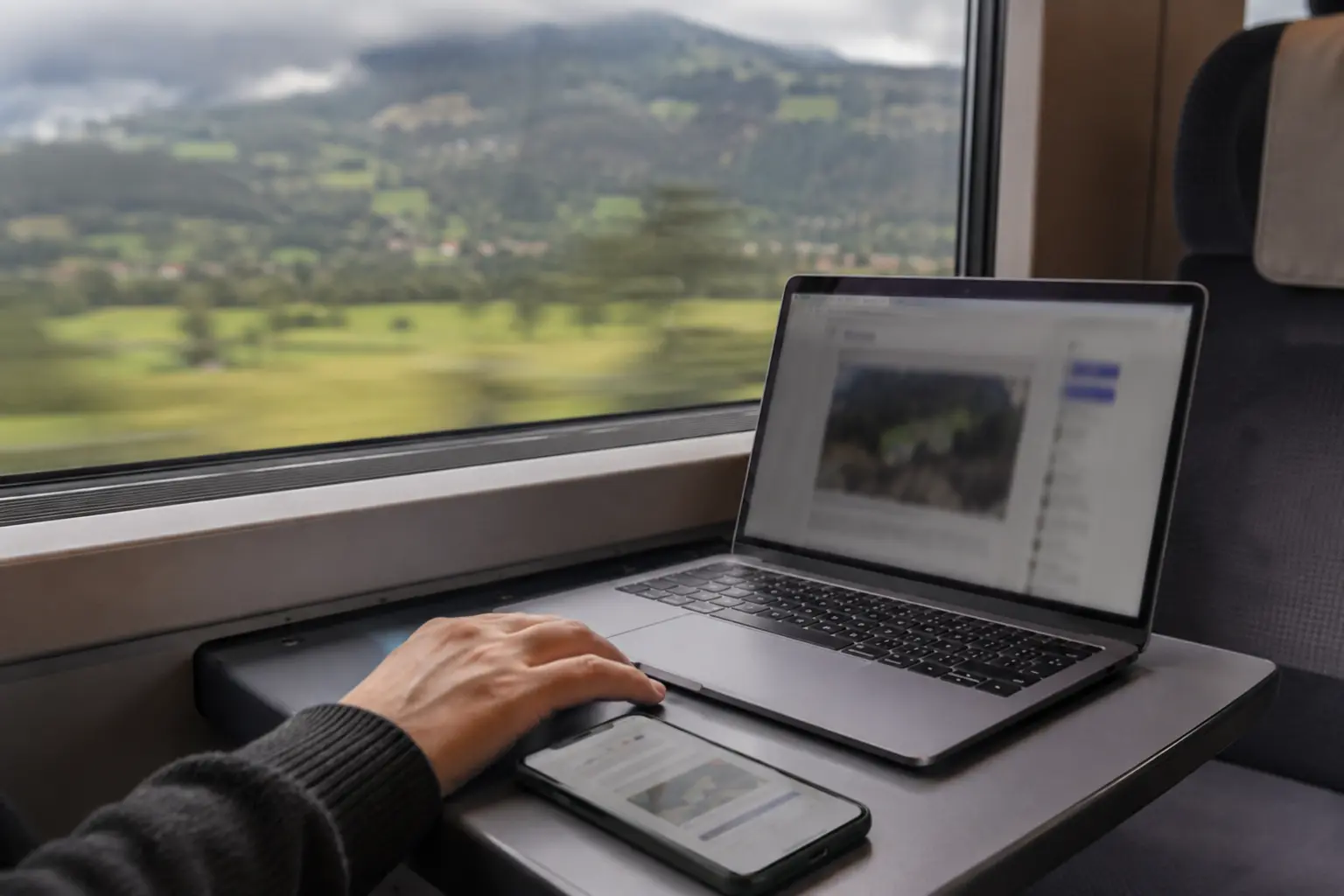 Laptop und Smartphone beim ruhigen Surfen im Schweizer Zug