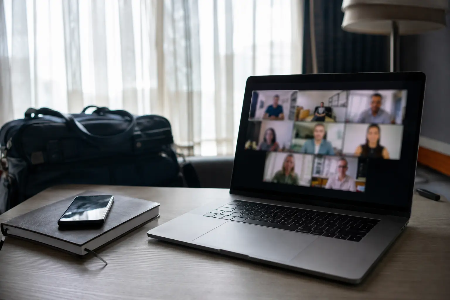 Stabil laufender Videocall am Hotel-Schreibtisch nach der Verbindung