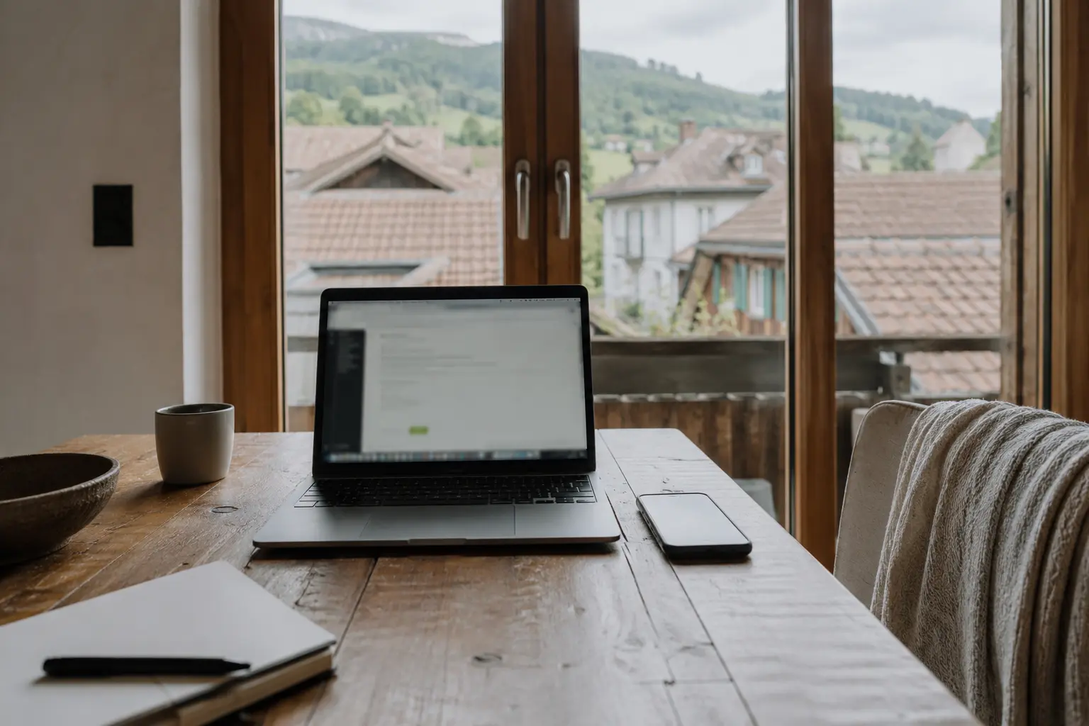 Laptop und Smartphone nach dem Wechsel vom WLAN zum mobilen Netz