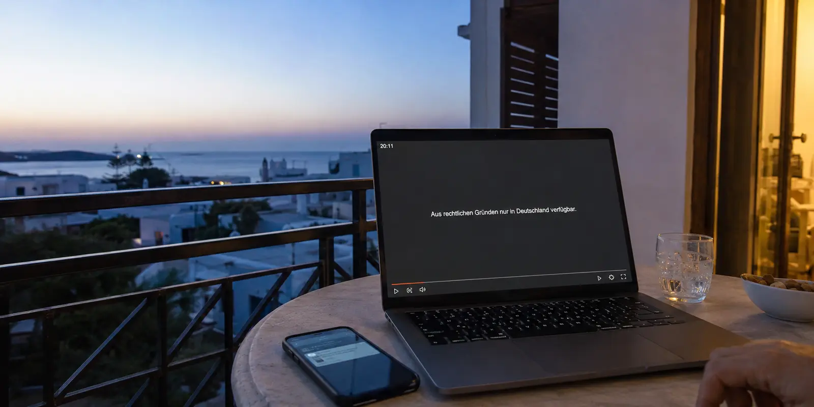 Geografisch gesperrter deutscher Livestream auf einem Laptop auf einem Balkon auf Kreta