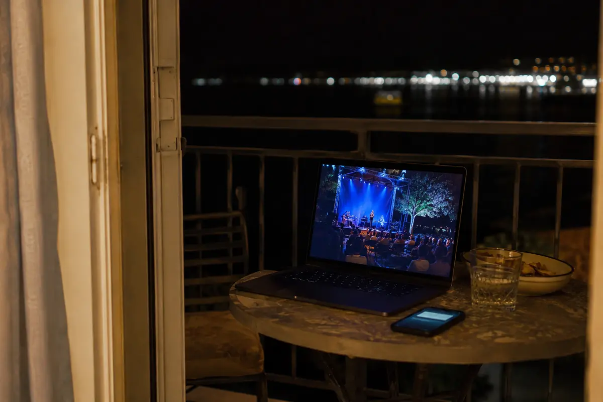 Stabil laufende deutsche Open-Air-Musiksendung auf dem Laptop eines Balkons auf Kreta