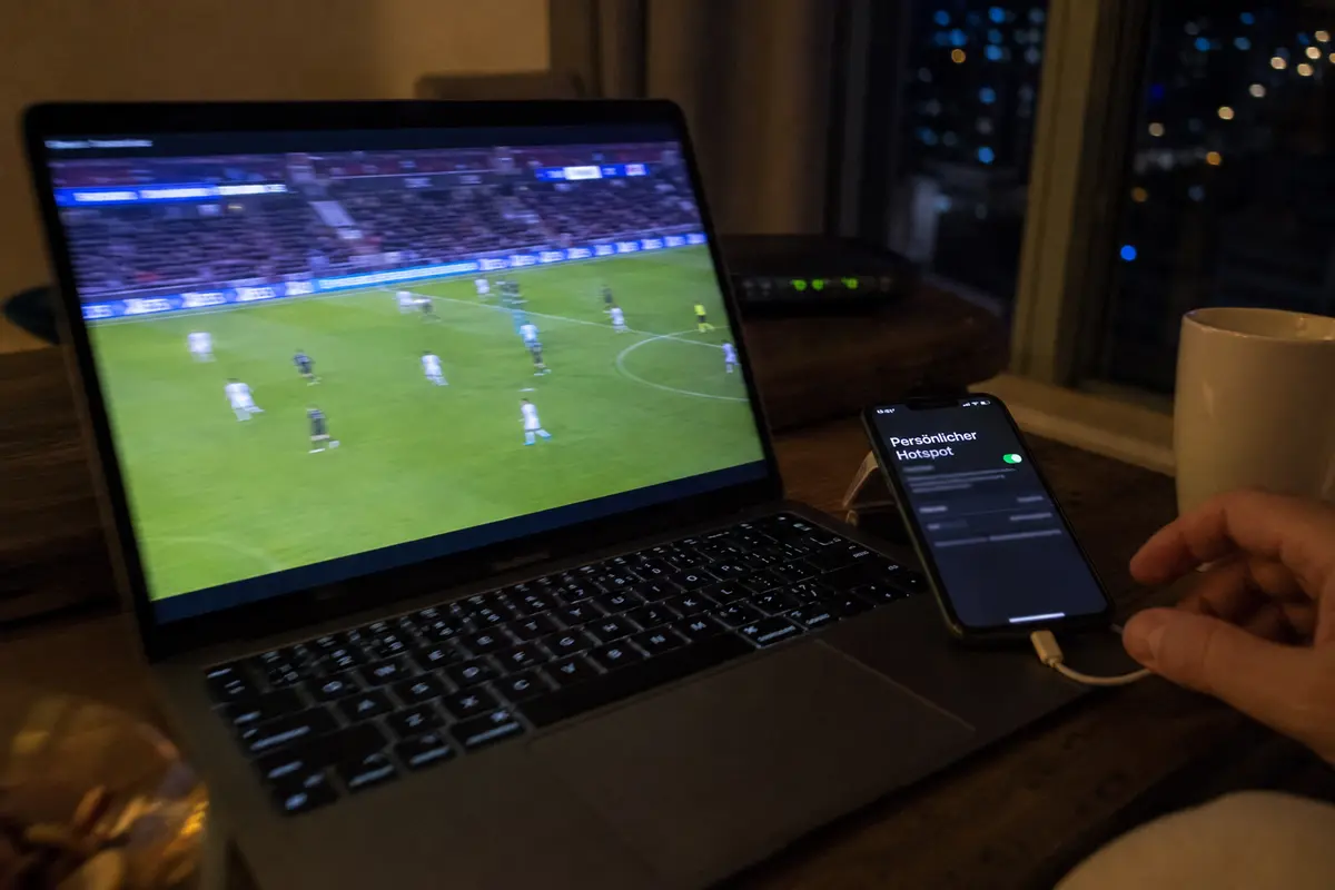 Weiterlaufender deutscher Sportstream auf dem Laptop nach dem Wechsel zum mobilen Hotspot