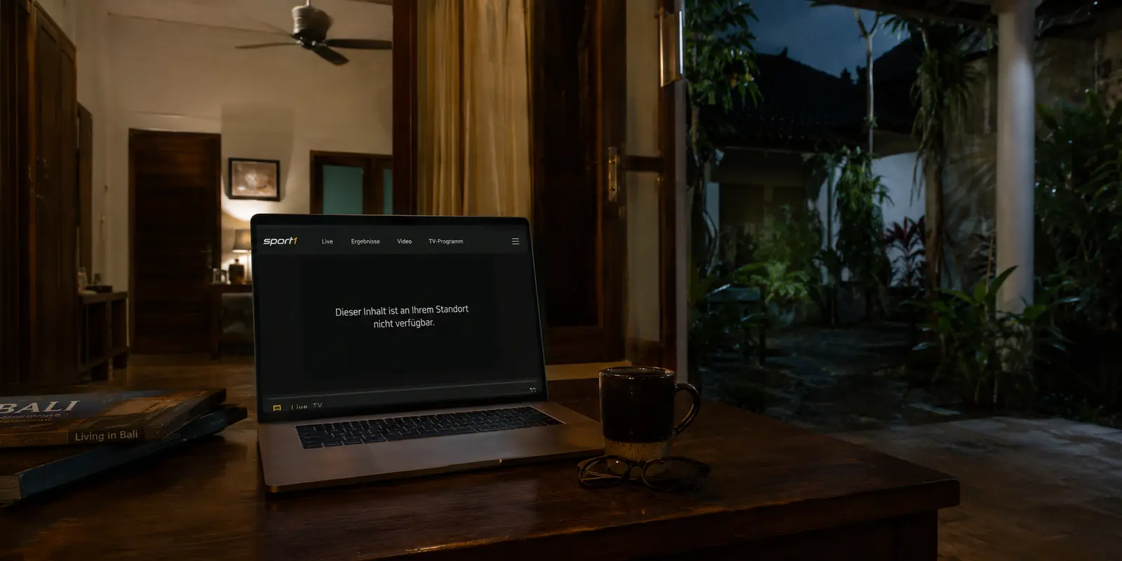 Ein deutscher Sportstream ist nachts auf einem Laptop in einer Unterkunft auf Bali am Standort nicht verfügbar