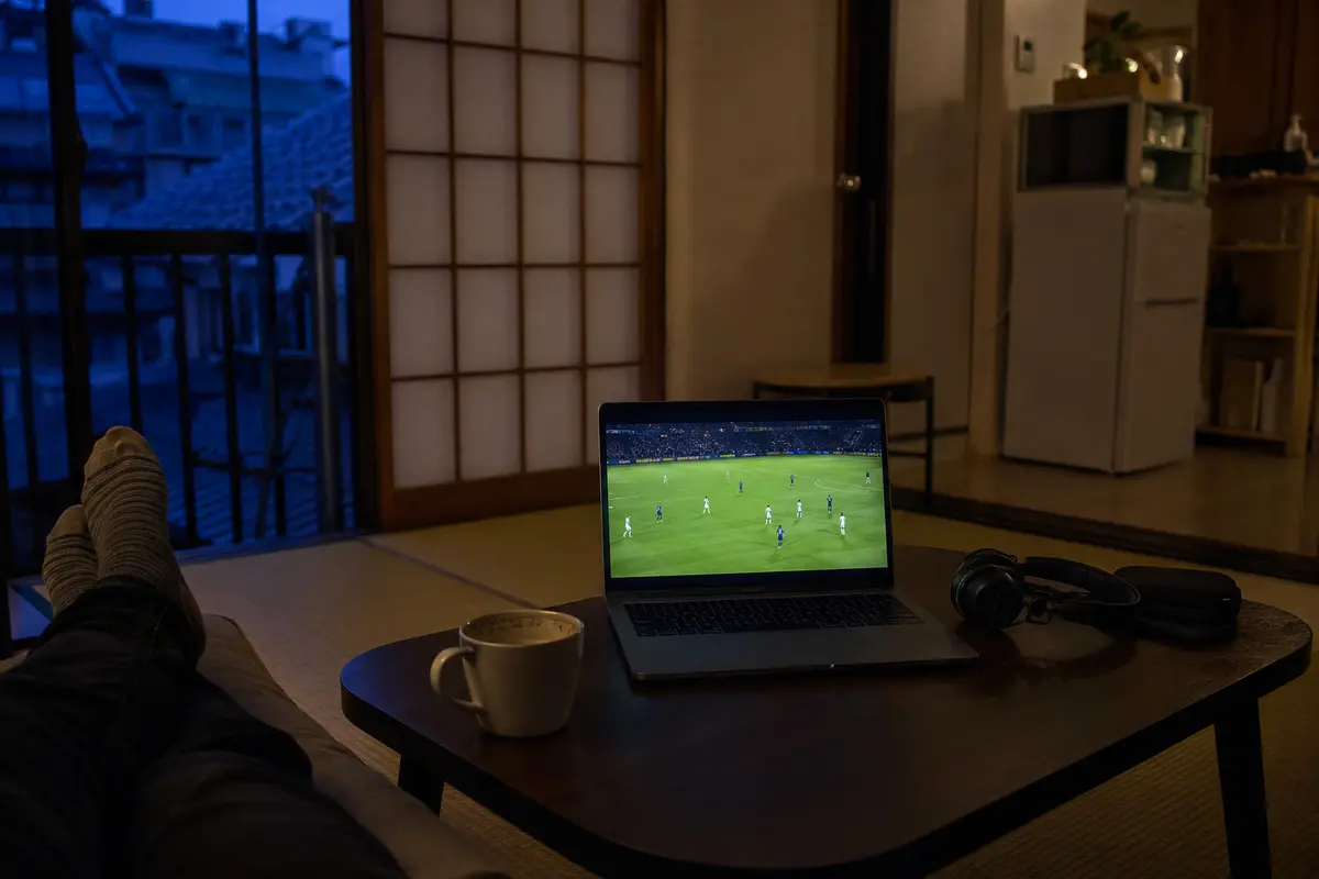 Stabil laufender Fußballstream am frühen Morgen in einem Apartment in Kyoto