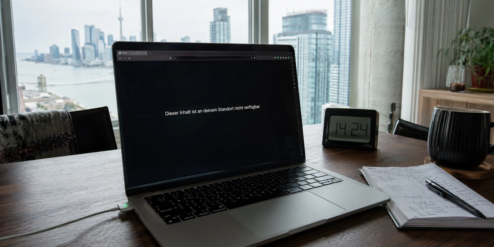 Laptop in Toronto mit deutschem Hinweis auf einen am Standort nicht verfügbaren Stream