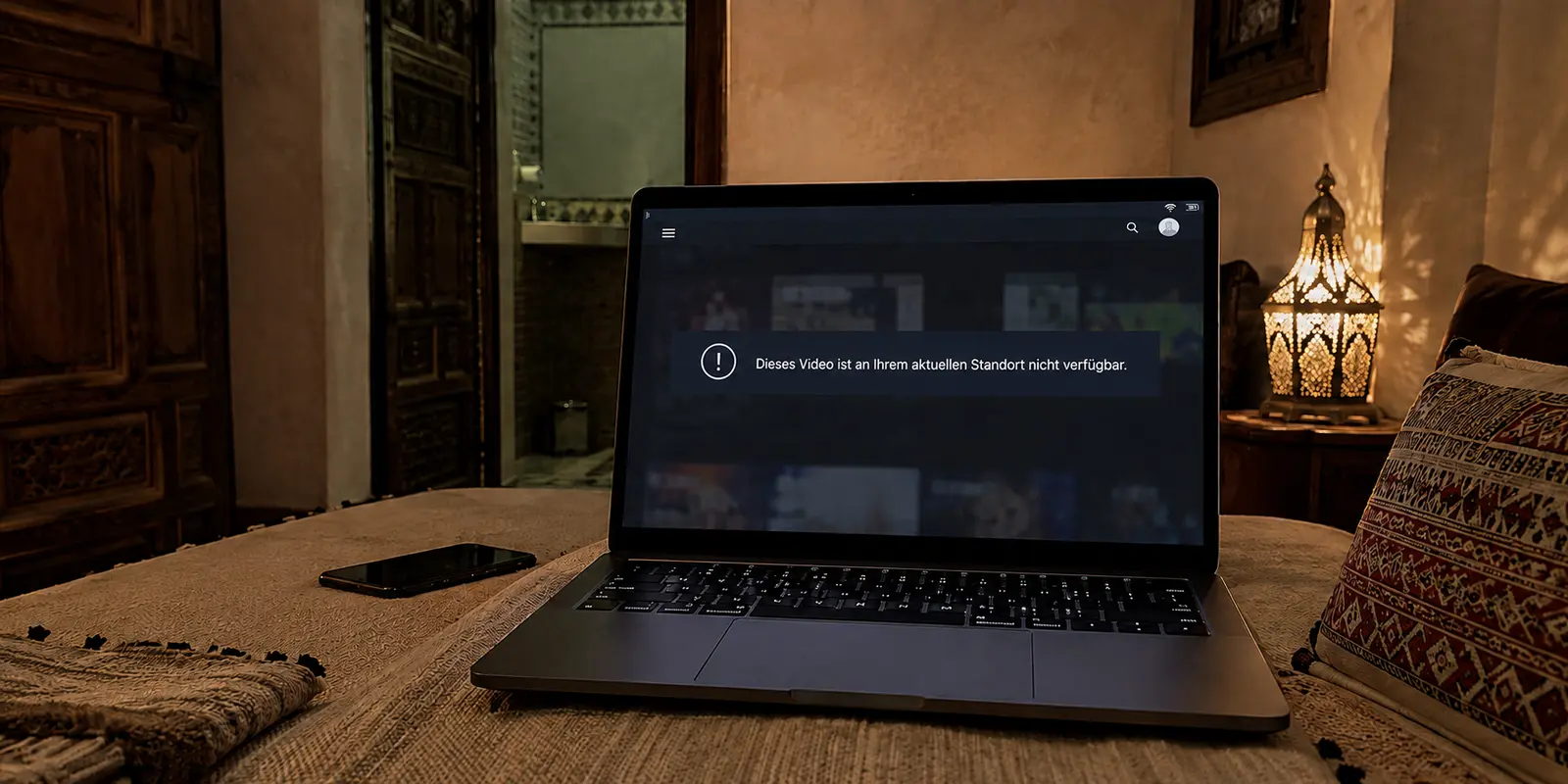 Ein Laptop in einem Riad in Marrakesch zeigt eine deutsche Standortbeschränkung beim Streaming
