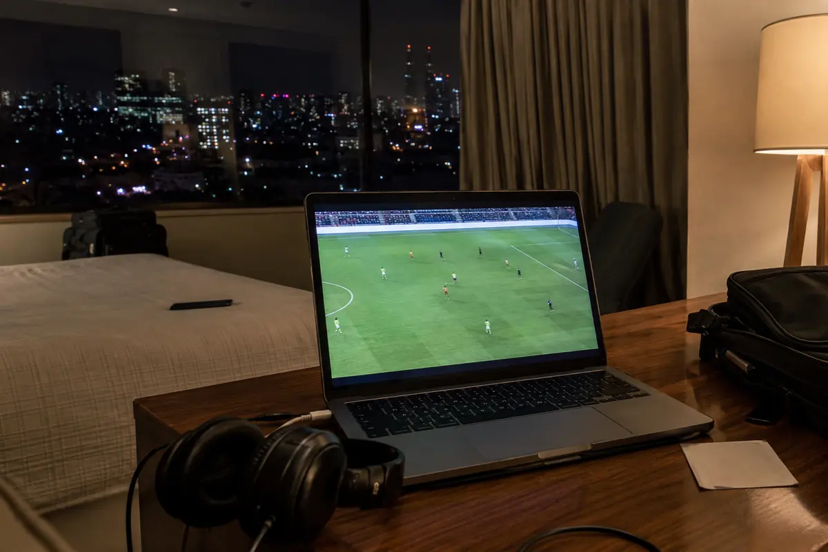 Ein Fußballspiel läuft auf einem Laptop in einem Hotelzimmer in Mexiko-Stadt