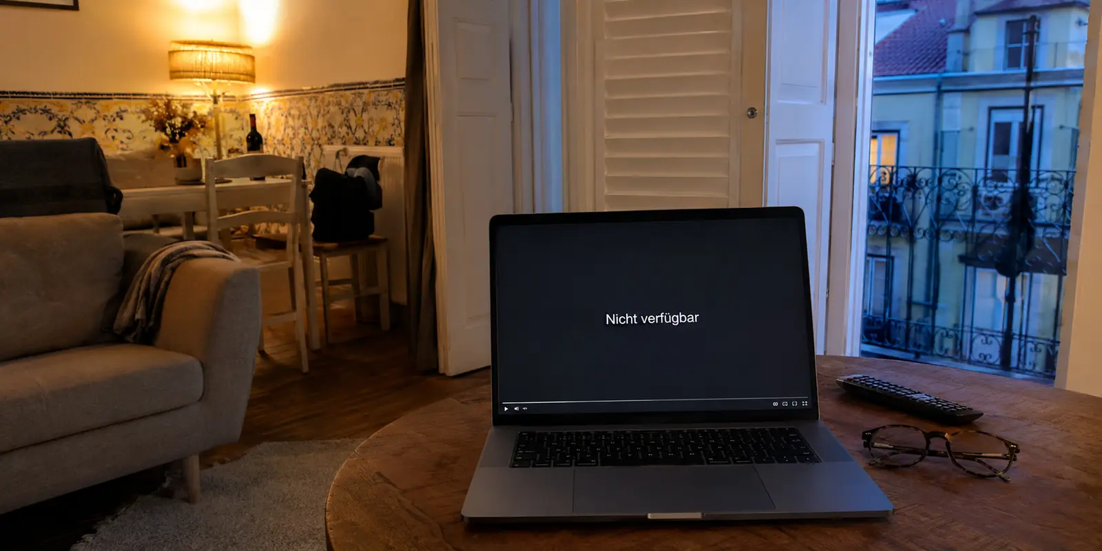 Ein Laptop zeigt in einer Lissabonner Ferienwohnung einen nicht verfügbaren Videoinhalt.