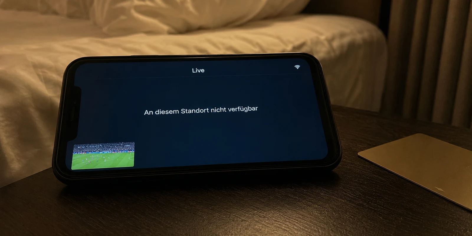 Ein Smartphone im Hotelzimmer zeigt nach dem Wechsel ins WLAN eine Standortmeldung statt des Fußballstreams.