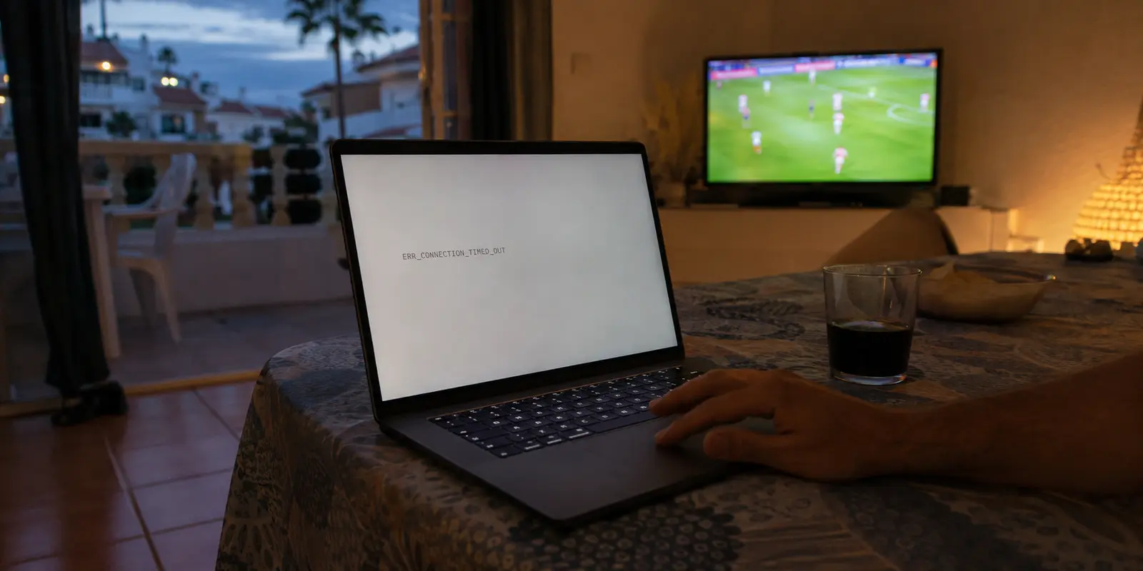 Laptop in einer spanischen Ferienwohnung mit einer Zeitüberschreitung beim Laden des Kundenportals