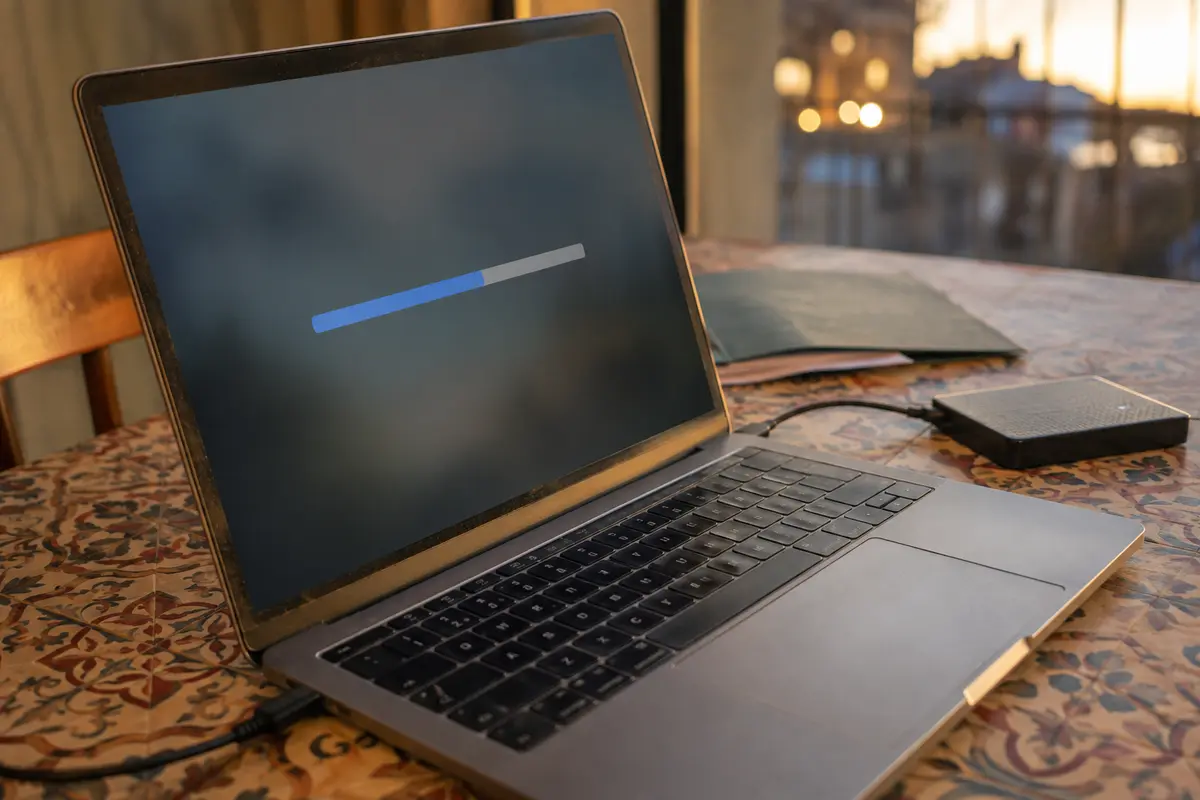 Dateiübertragung auf einem Laptop mit sichtbar fortschreitendem Synchronisationsbalken