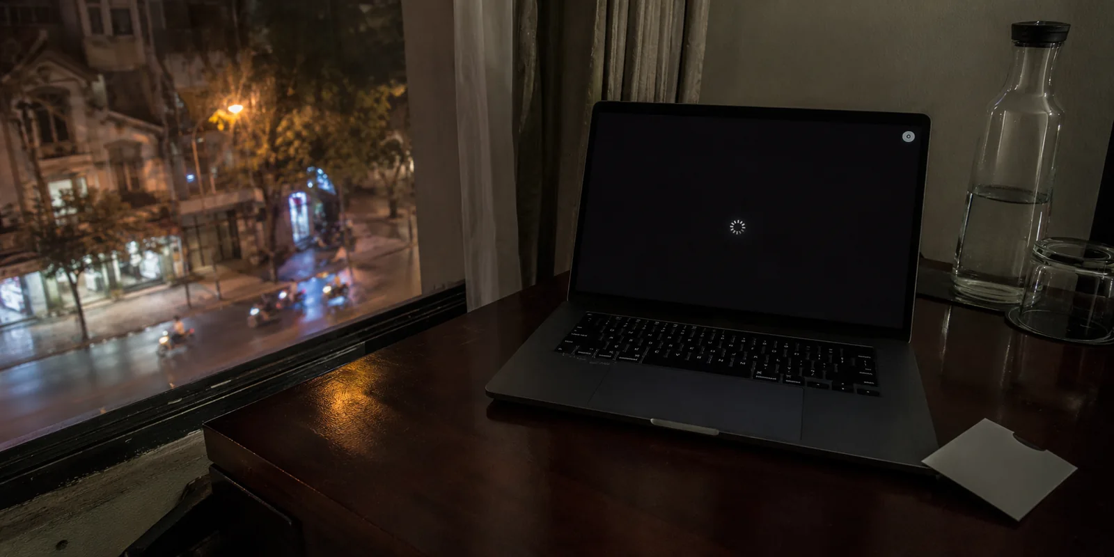 Nicht startender Videostream auf einem Laptop in einem Hotelzimmer in Hanoi