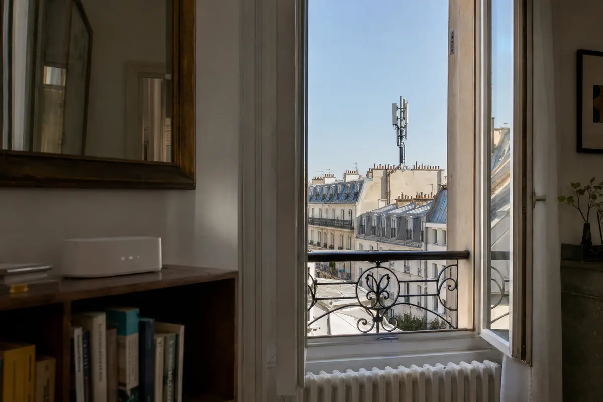 Routeur Wi-Fi dans un appartement et antenne mobile visible par la fenêtre