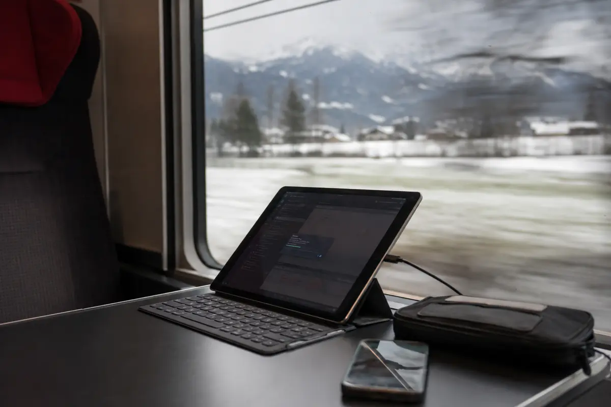 Tablet im österreichischen Zug, das unterwegs direkt über die aktuelle Verbindung arbeitet