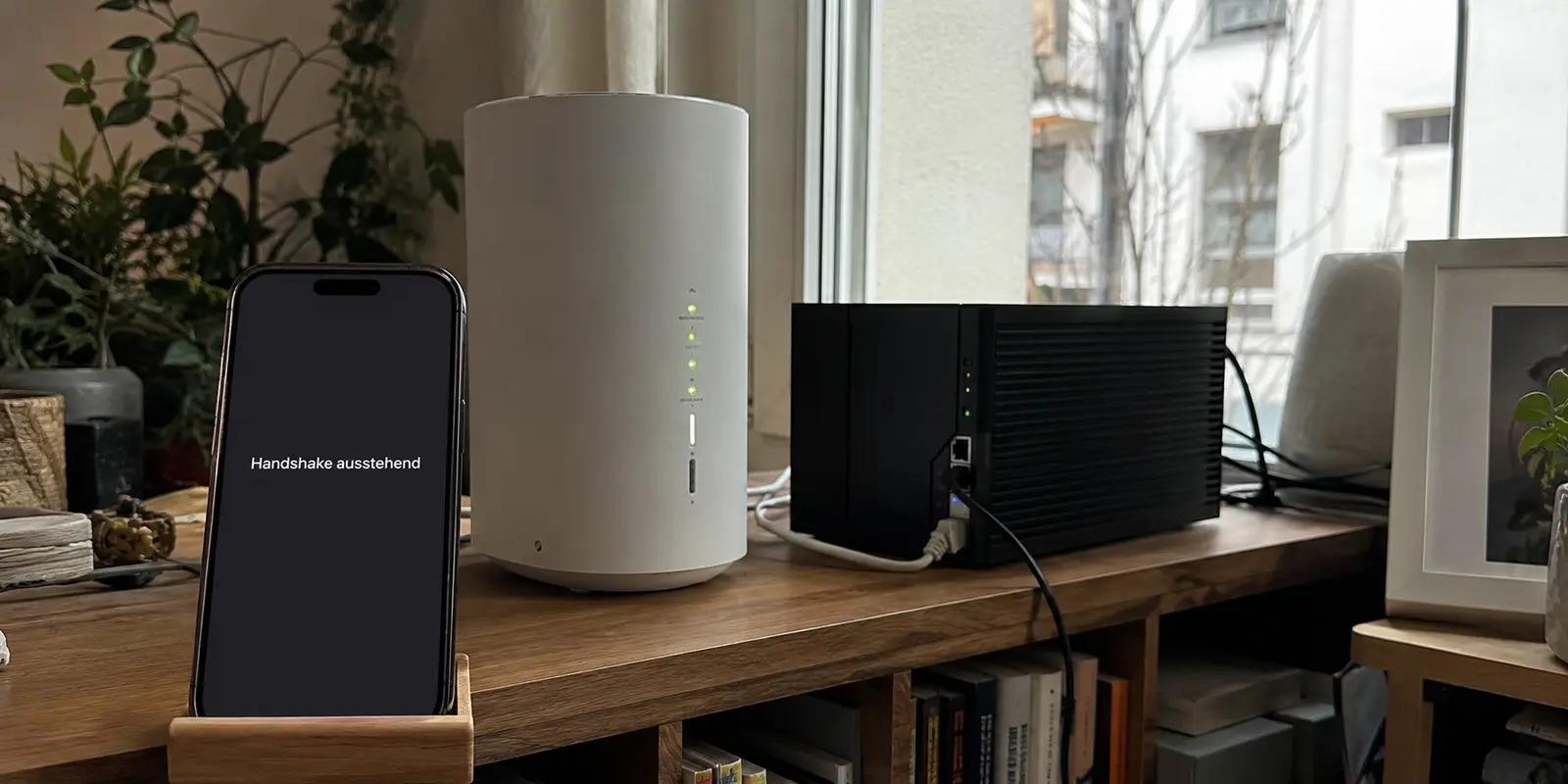 Ein ausstehender VPN-Handshake vor einem 5G-Heimrouter und einem kleinen Heimserver